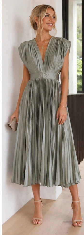 Harmana | Timeless Pleated Midi Dress