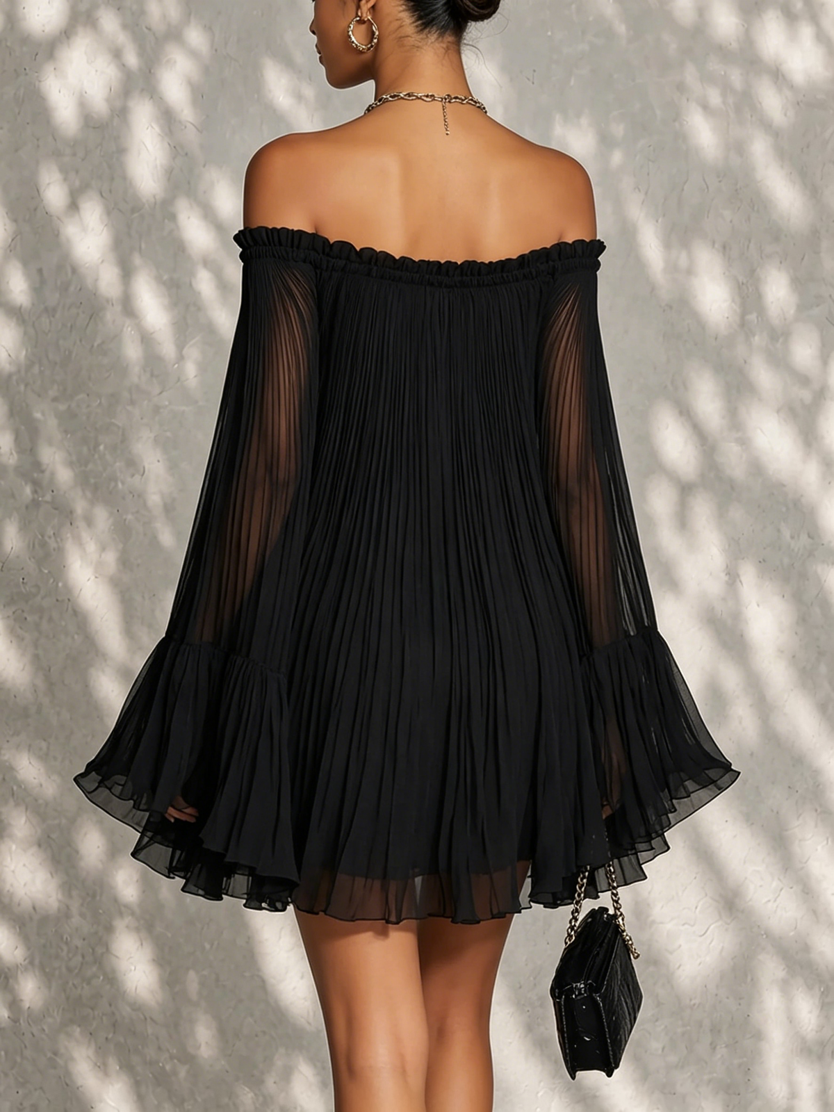 Océane | Robe courte noire à manches cloche et épaules dénudées froncées