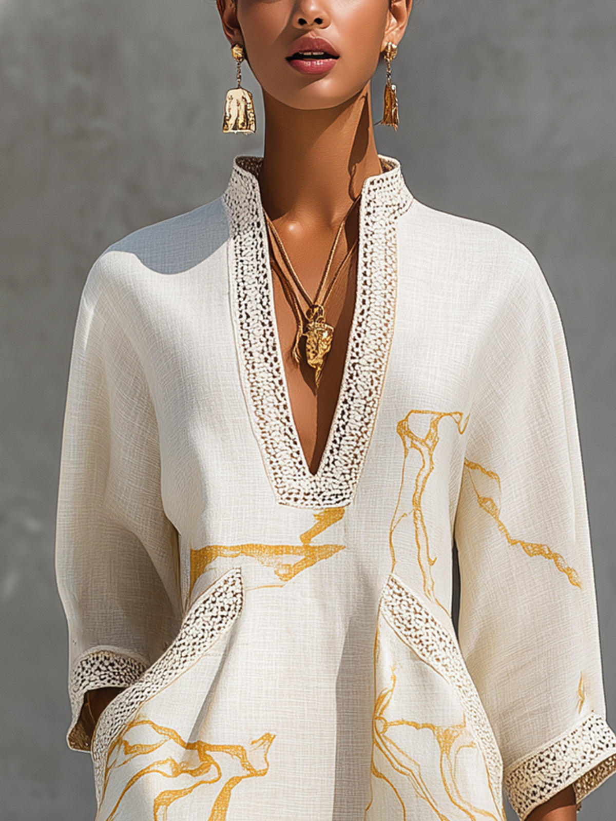 Aliénor | Mini-robe en dentelle crochetée ivoire à motifs dorés et décolleté en V