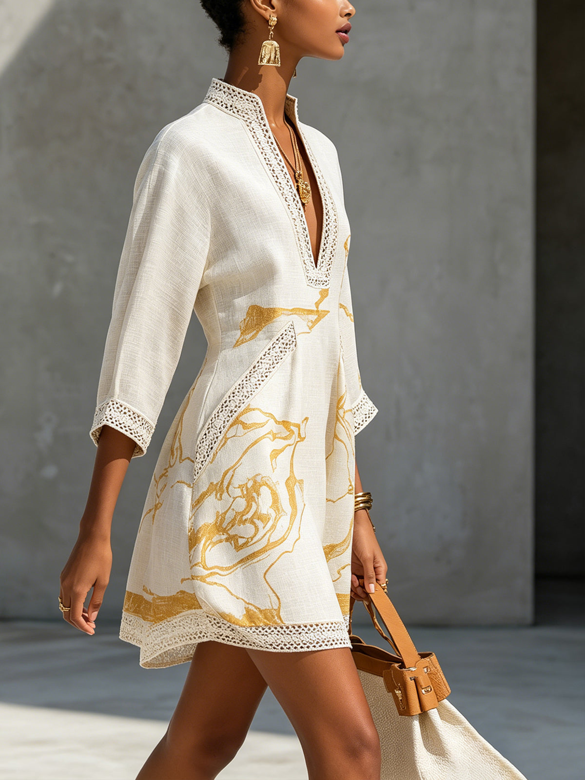 Aliénor | Mini-robe en dentelle crochetée ivoire à motifs dorés et décolleté en V