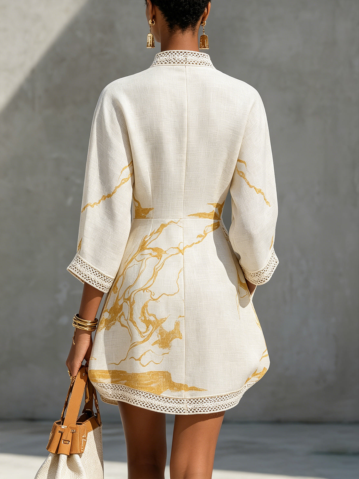 Aliénor | Mini-robe en dentelle crochetée ivoire à motifs dorés et décolleté en V