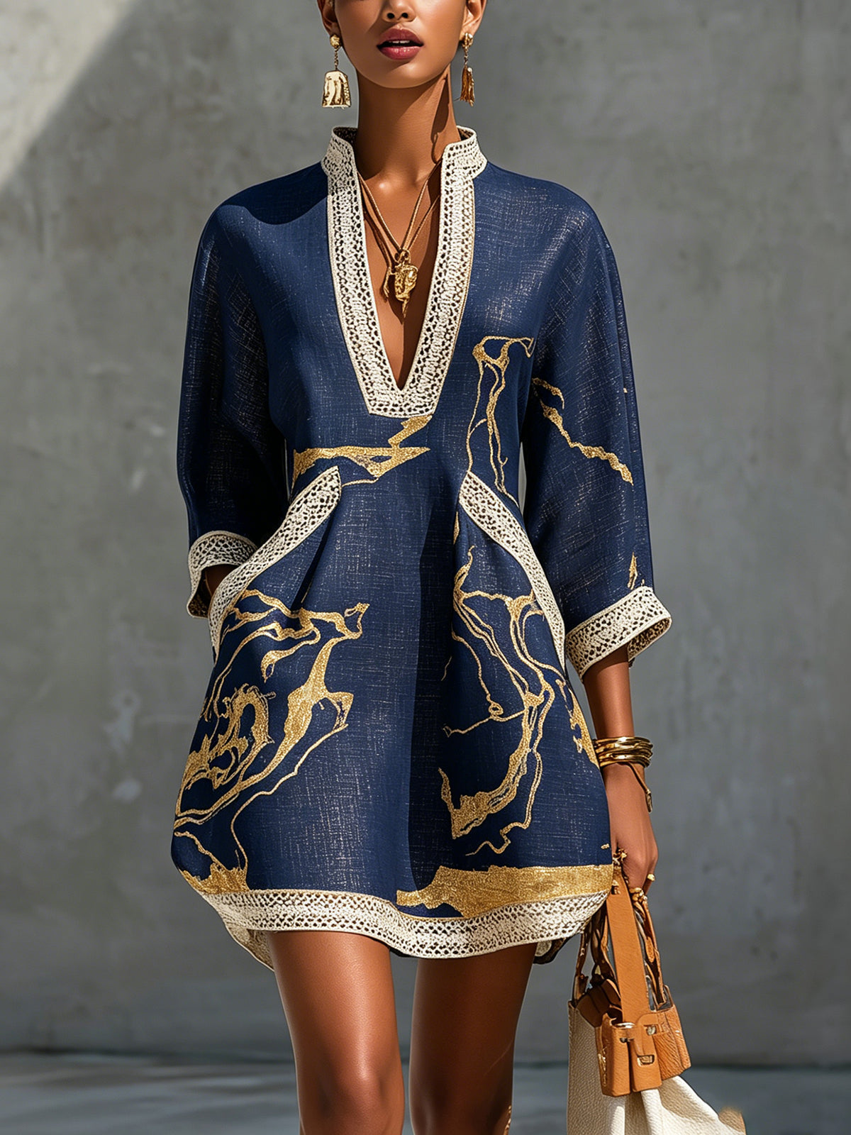 Cosette | Robe courte en dentelle crochetée bleu marine à motifs dorés et décolleté en V
