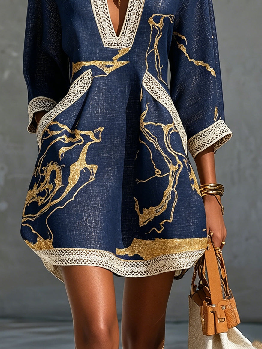 Cosette | Robe courte en dentelle crochetée bleu marine à motifs dorés et décolleté en V