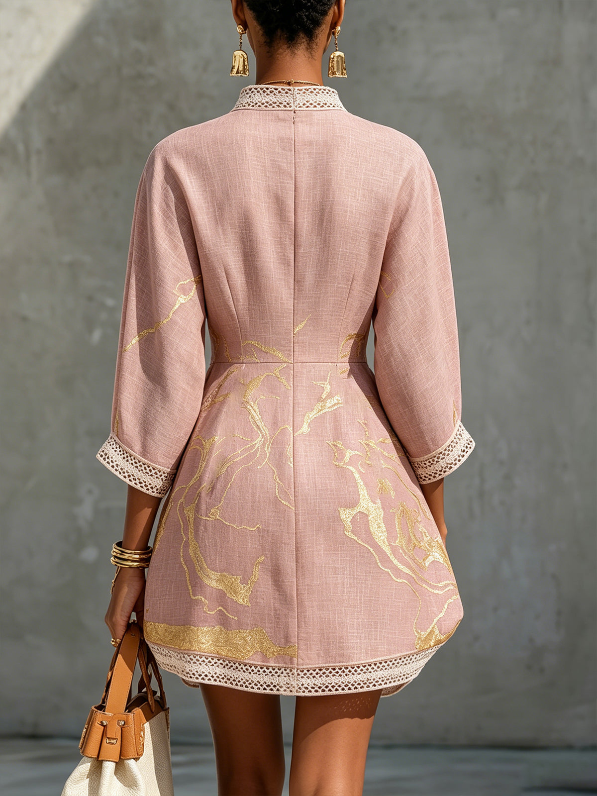Ninon | Robe mini en dentelle crochetée rose à motifs dorés et décolleté en V