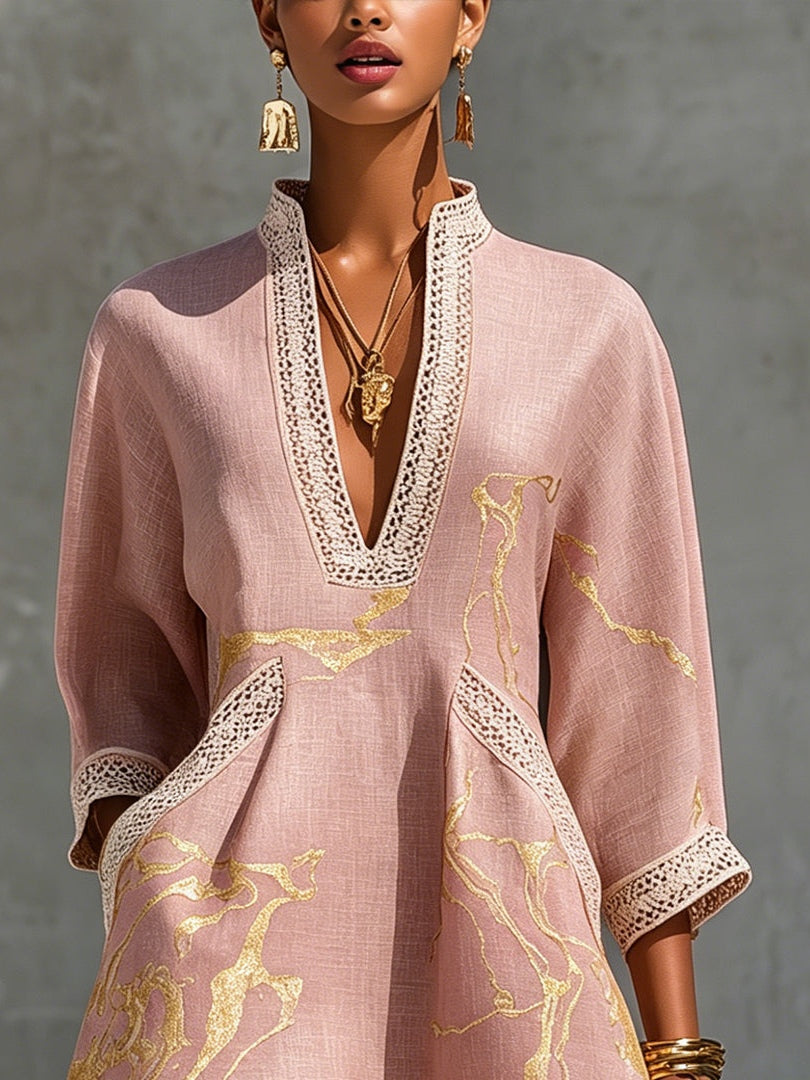 Ninon | Robe mini en dentelle crochetée rose à motifs dorés et décolleté en V