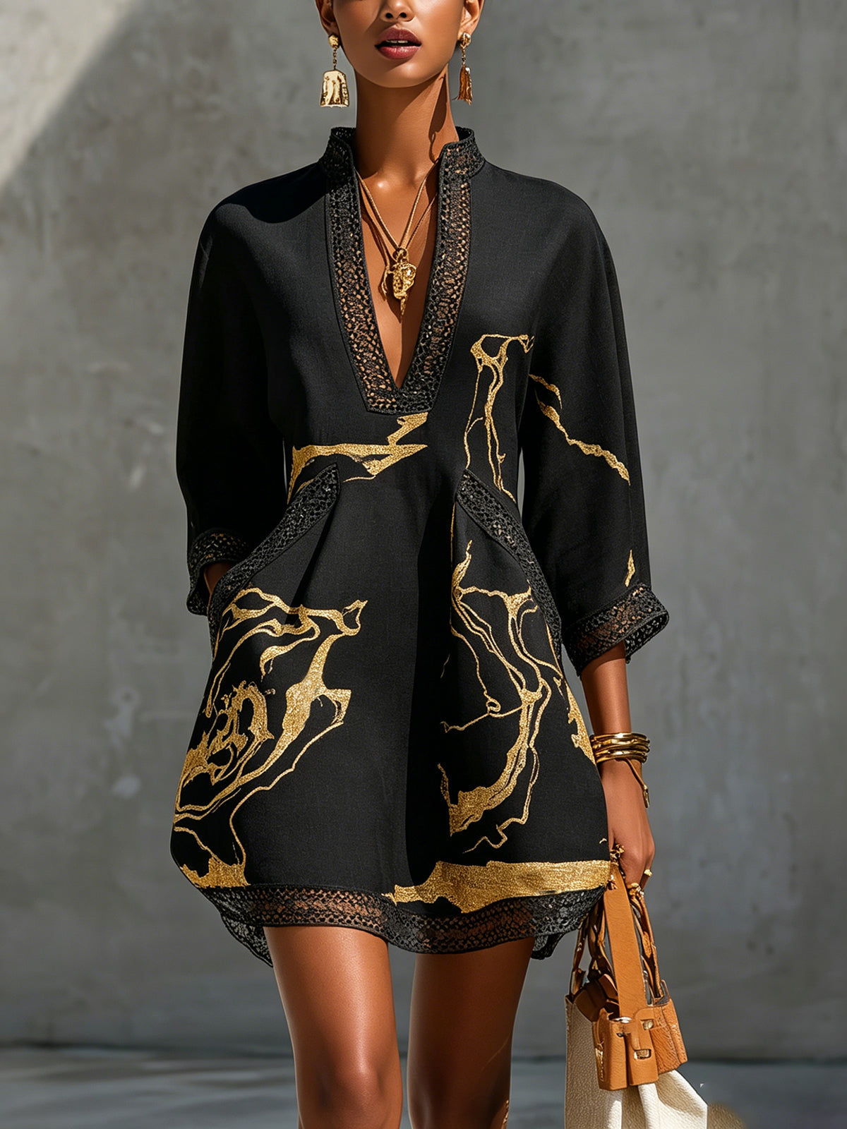 Léonie | Mini-robe en dentelle crochetée noire à motifs dorés et décolleté en V