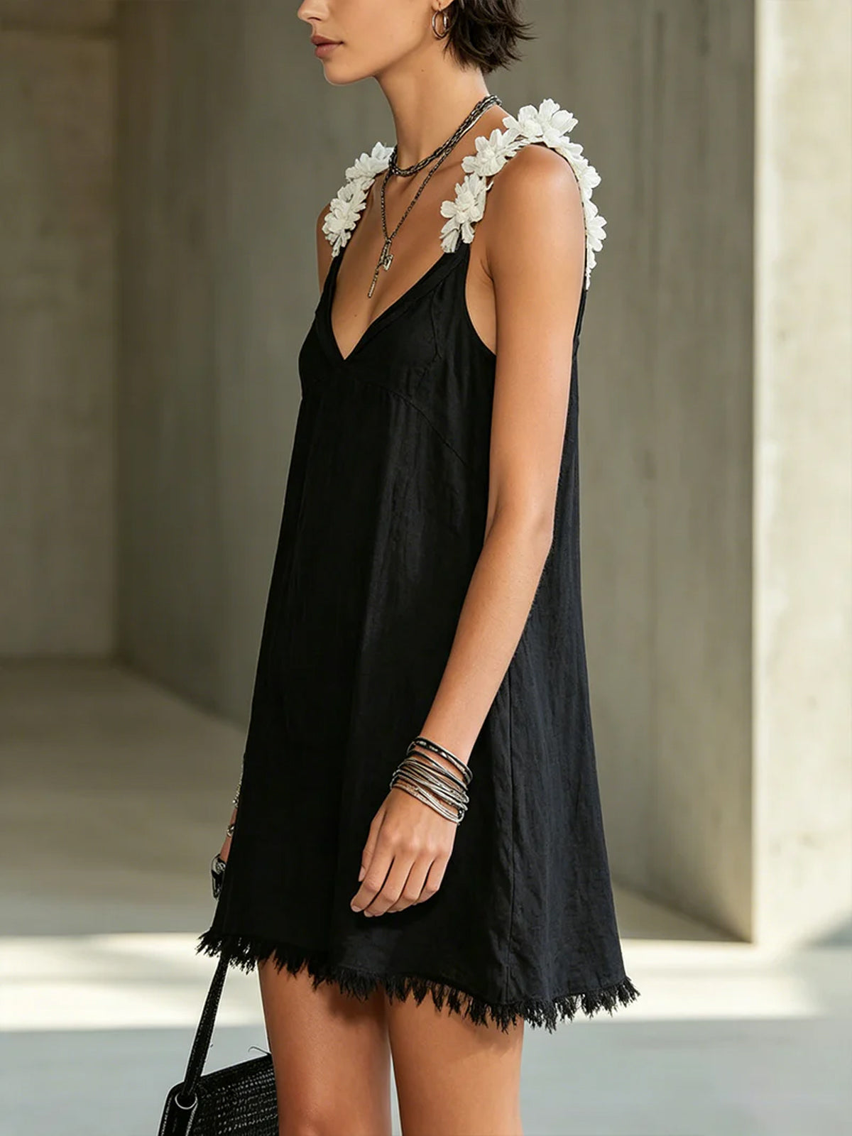 Noémie | Mini-robe noire à décolleté en V et bretelles à motifs floraux