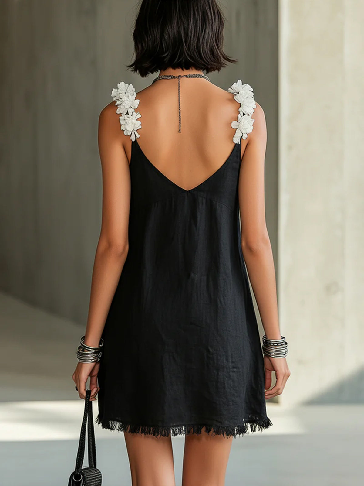 Noémie | Mini-robe noire à décolleté en V et bretelles à motifs floraux
