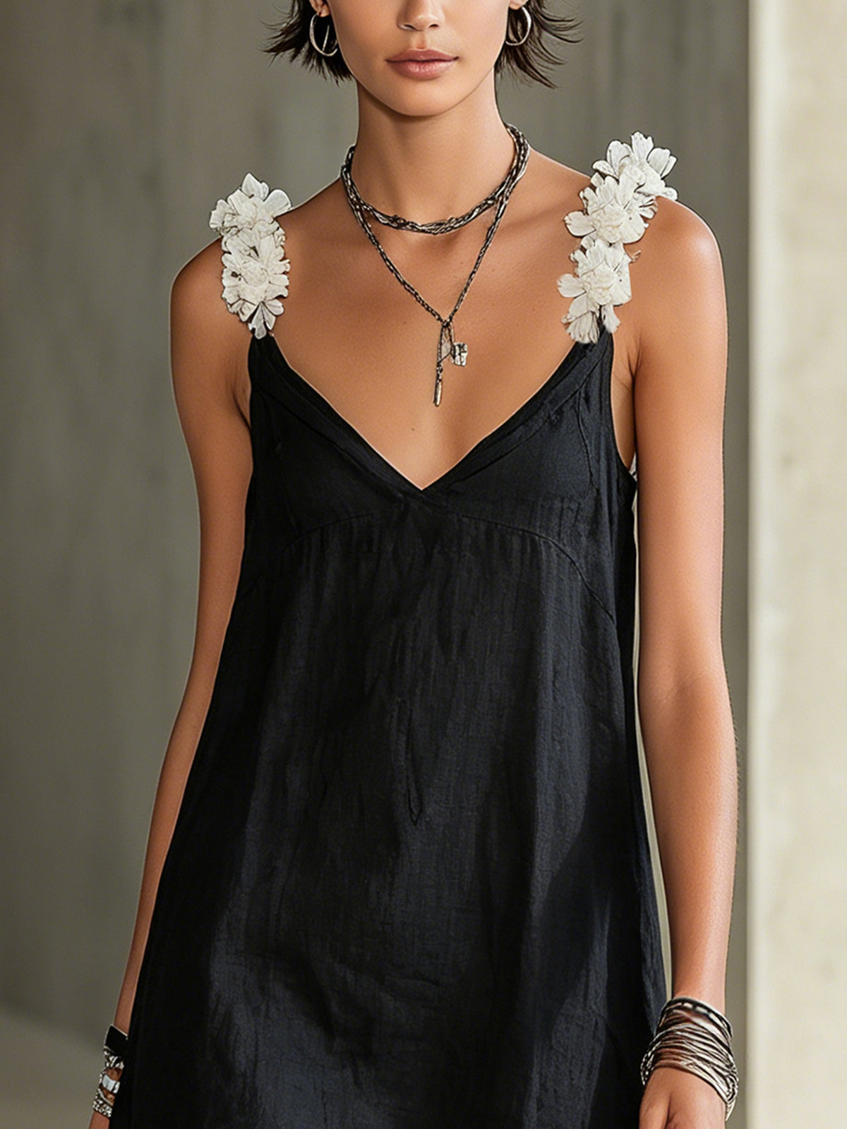Noémie | Mini-robe noire à décolleté en V et bretelles à motifs floraux