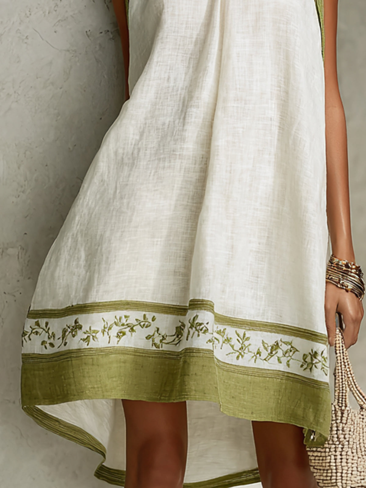 Agathe | Robe trapèze courte sans manches à fleurs blanche et vert olive