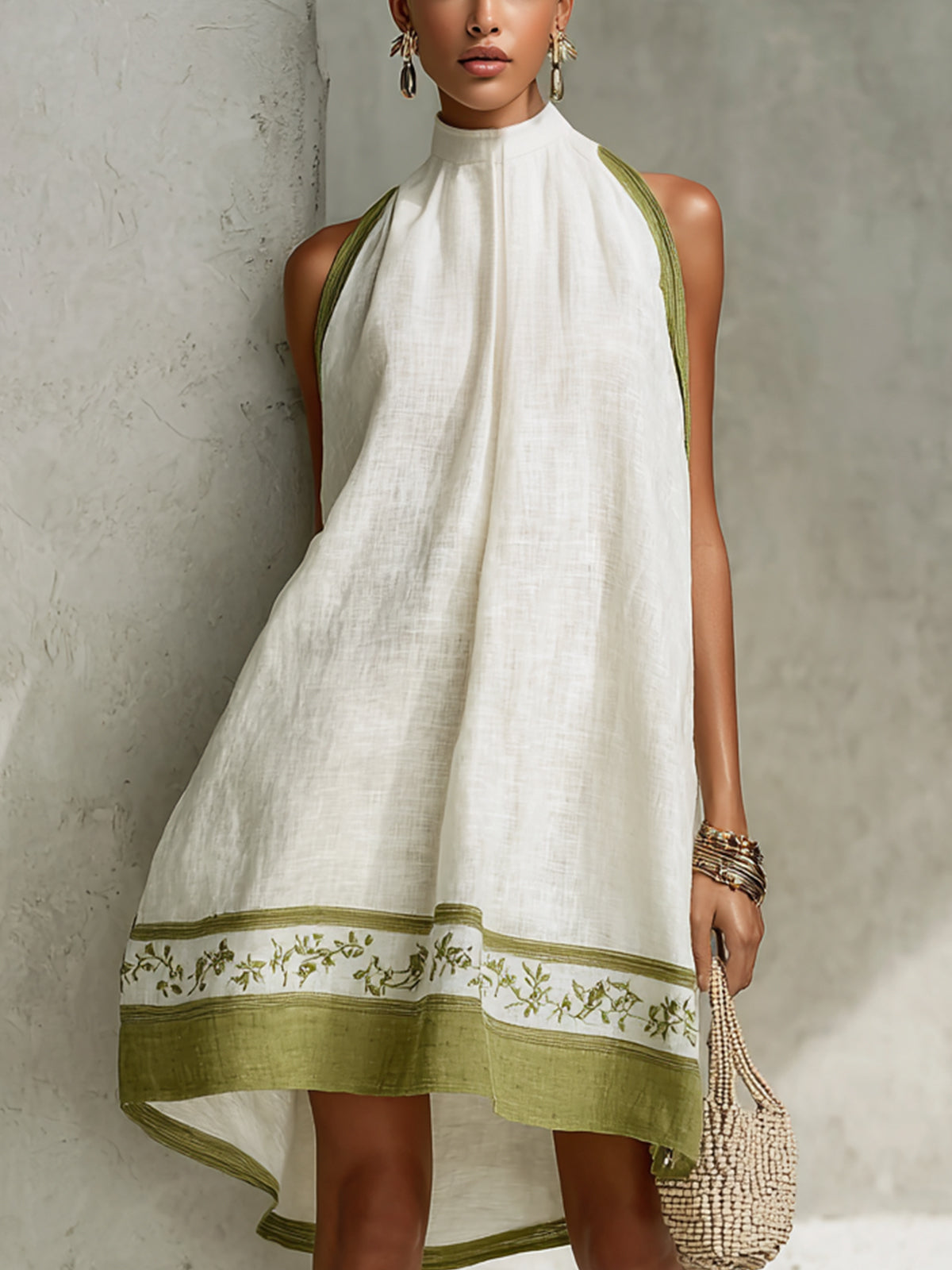 Agathe | Robe trapèze courte sans manches à fleurs blanche et vert olive
