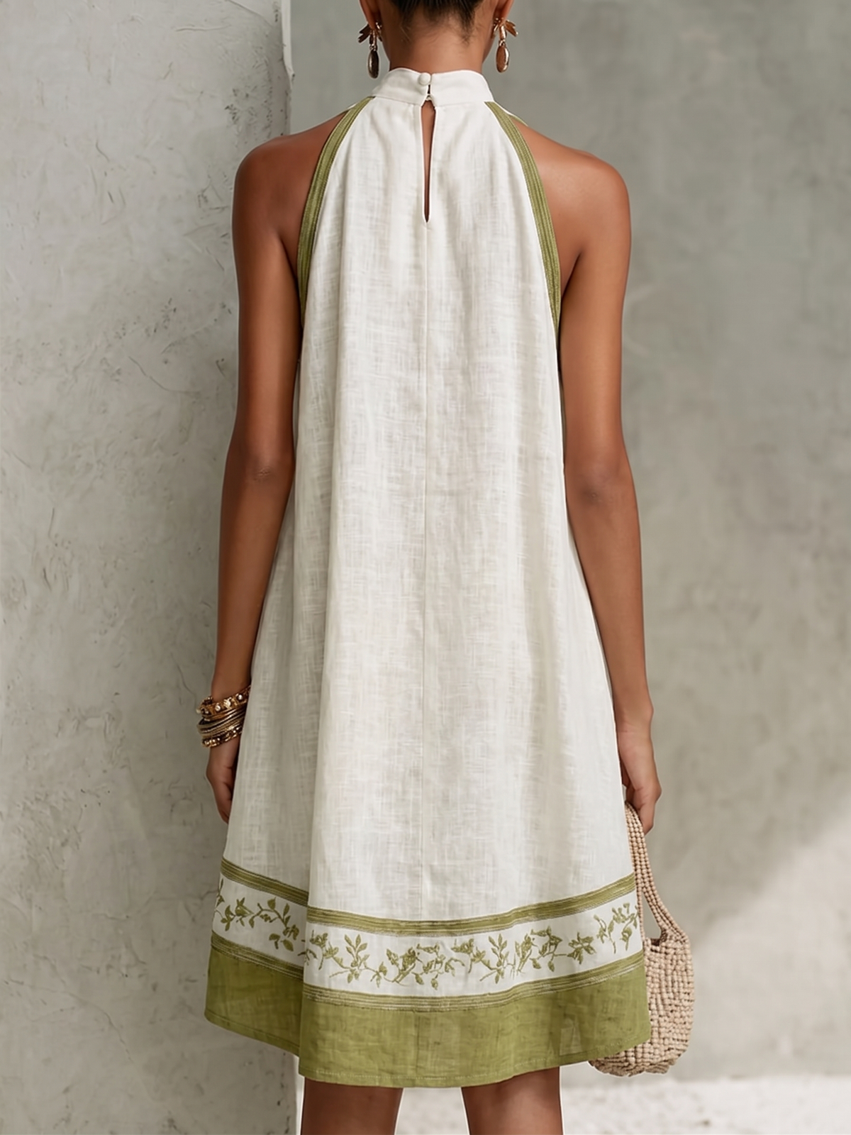 Agathe | Robe trapèze courte sans manches à fleurs blanche et vert olive