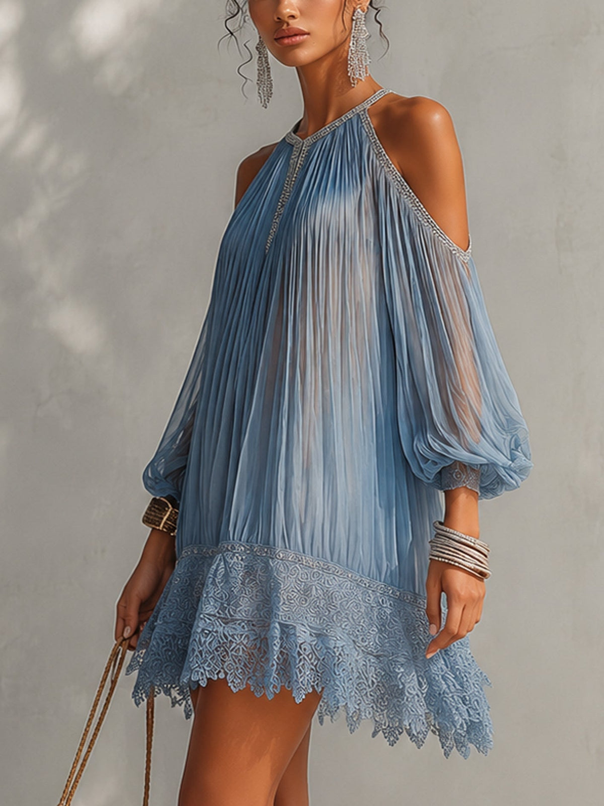 Séraphine | Robe courte bleue à épaules dénudées, froncée et ourlet en dentelle
