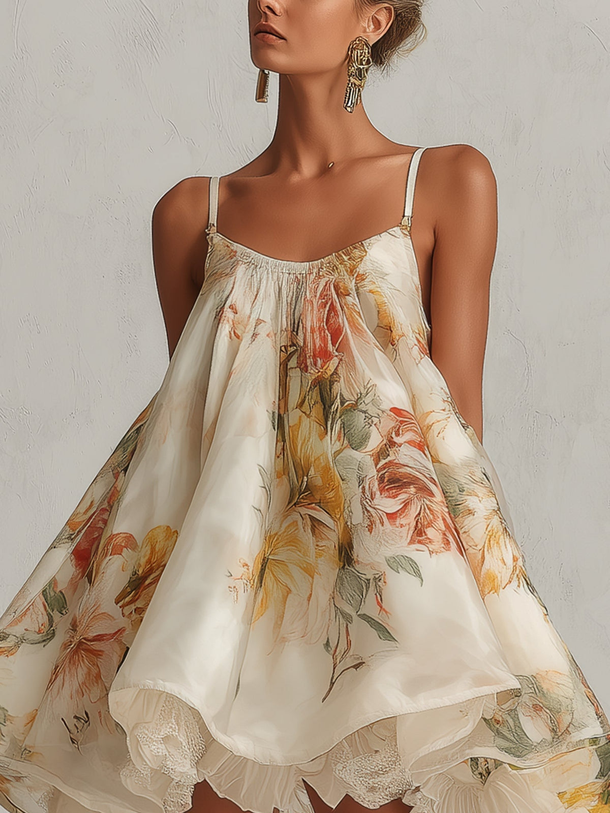 Blanche | Robe trapèze courte en organza à fleurs beige avec bordure en dentelle