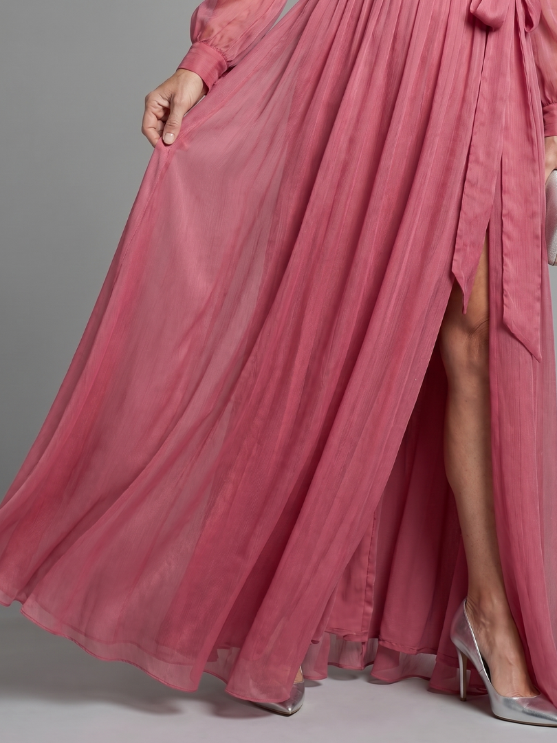 Meredith | Robe longue maxi fluide transparente à manches longues et portefeuille