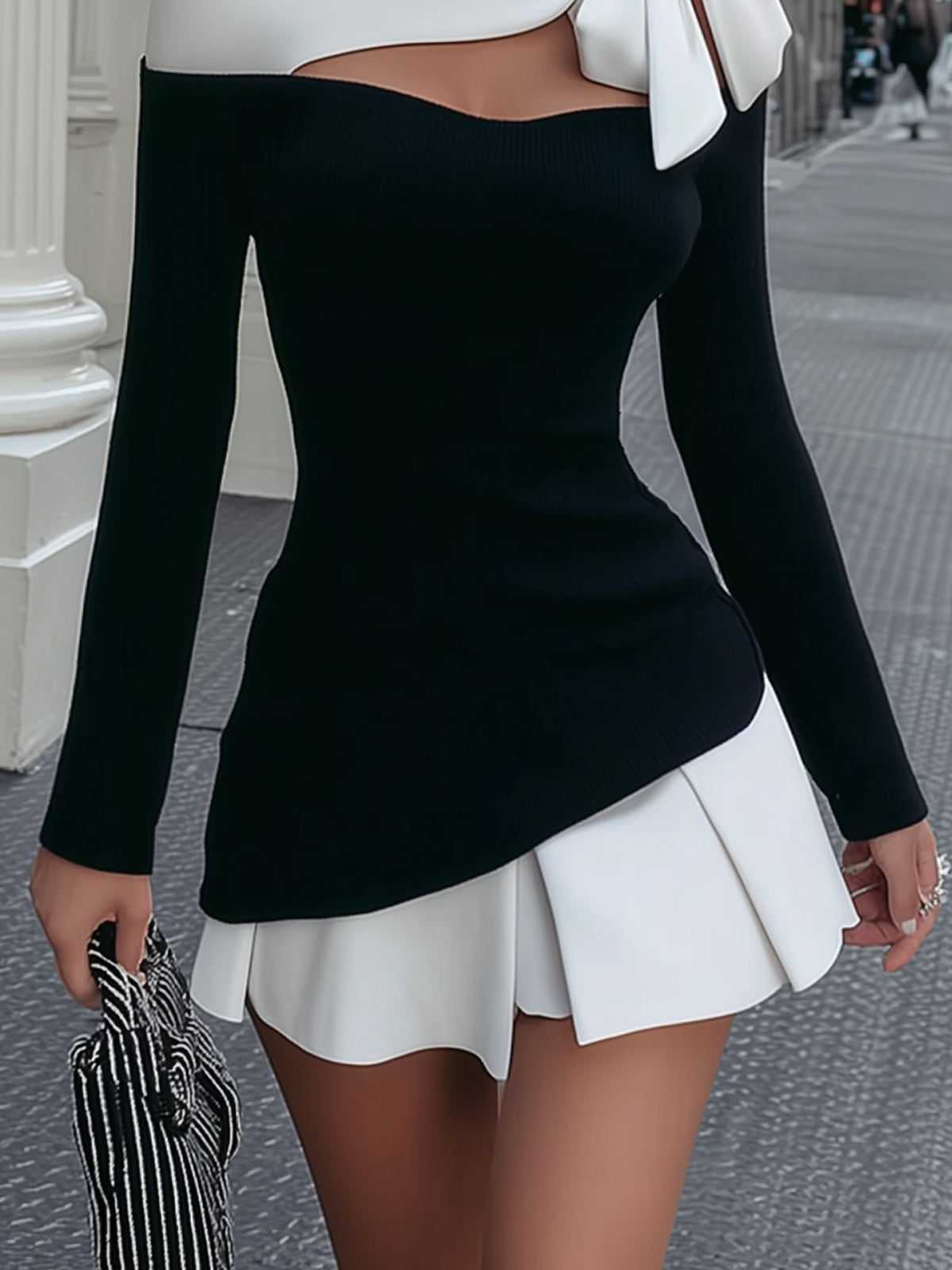 Faustine | Robe courte blanche et noire à bretelles avec nœud cousu