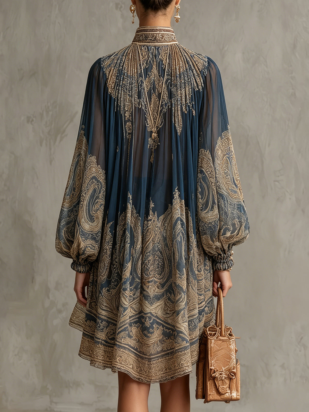 Bérénice | Robe courte asymétrique en mousseline à imprimé baroque bleu marine et col montant