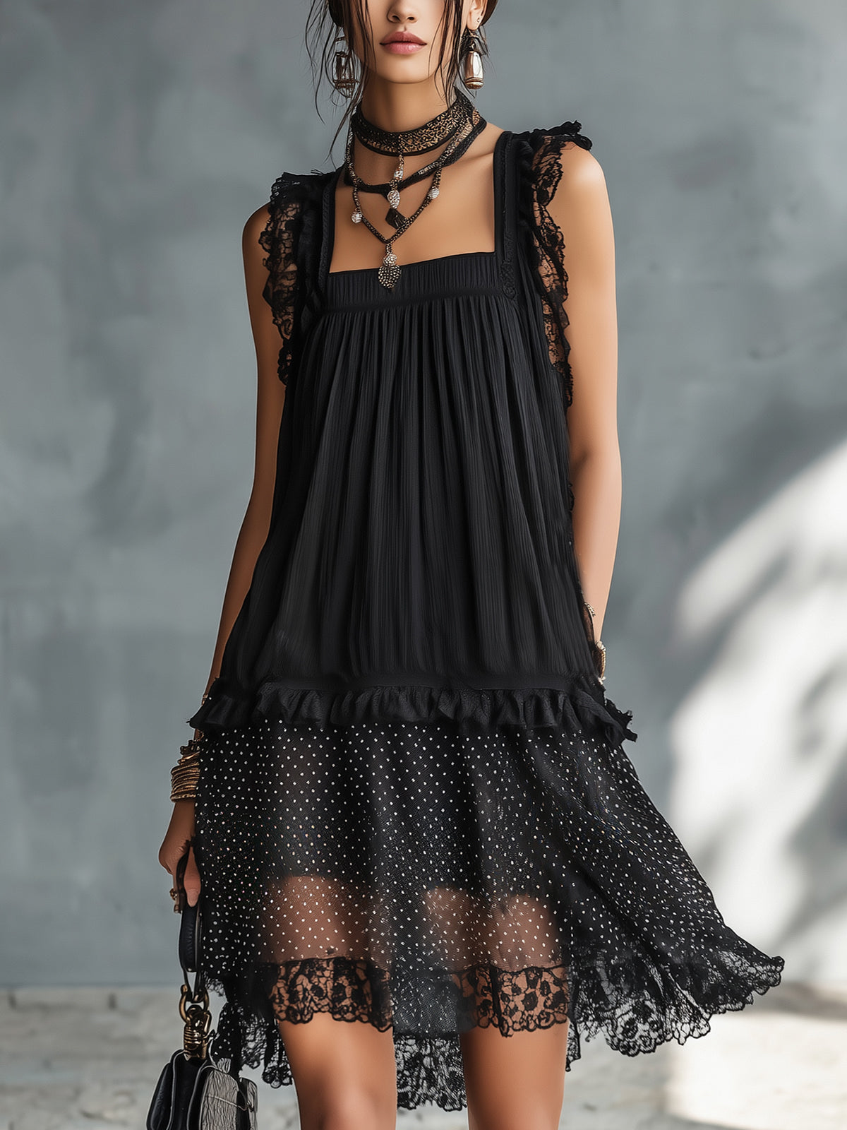Pauline | Robe courte transparente à pois, volants et bordure en dentelle noire