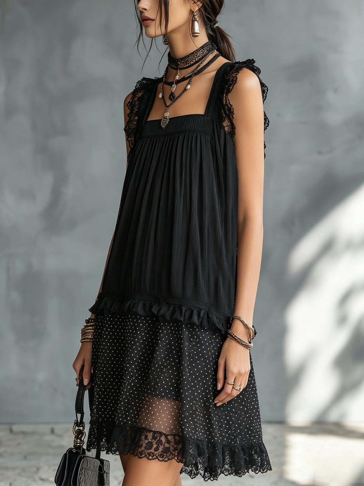 Pauline | Robe courte transparente à pois, volants et bordure en dentelle noire