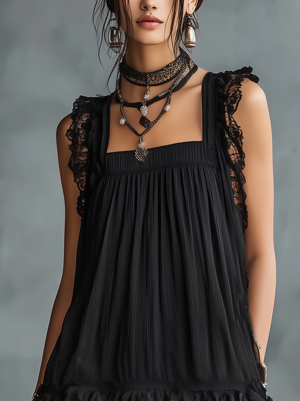 Pauline | Robe courte transparente à pois, volants et bordure en dentelle noire