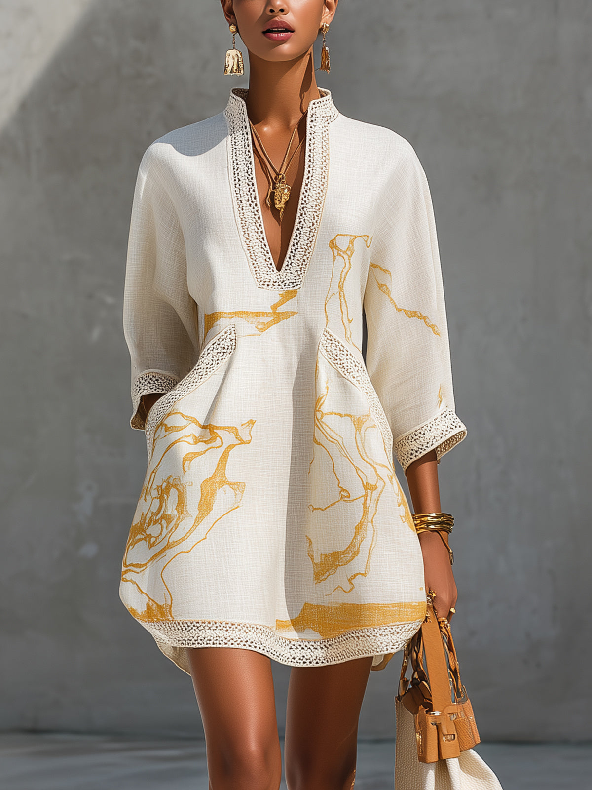 Aliénor | Mini-robe en dentelle crochetée ivoire à motifs dorés et décolleté en V