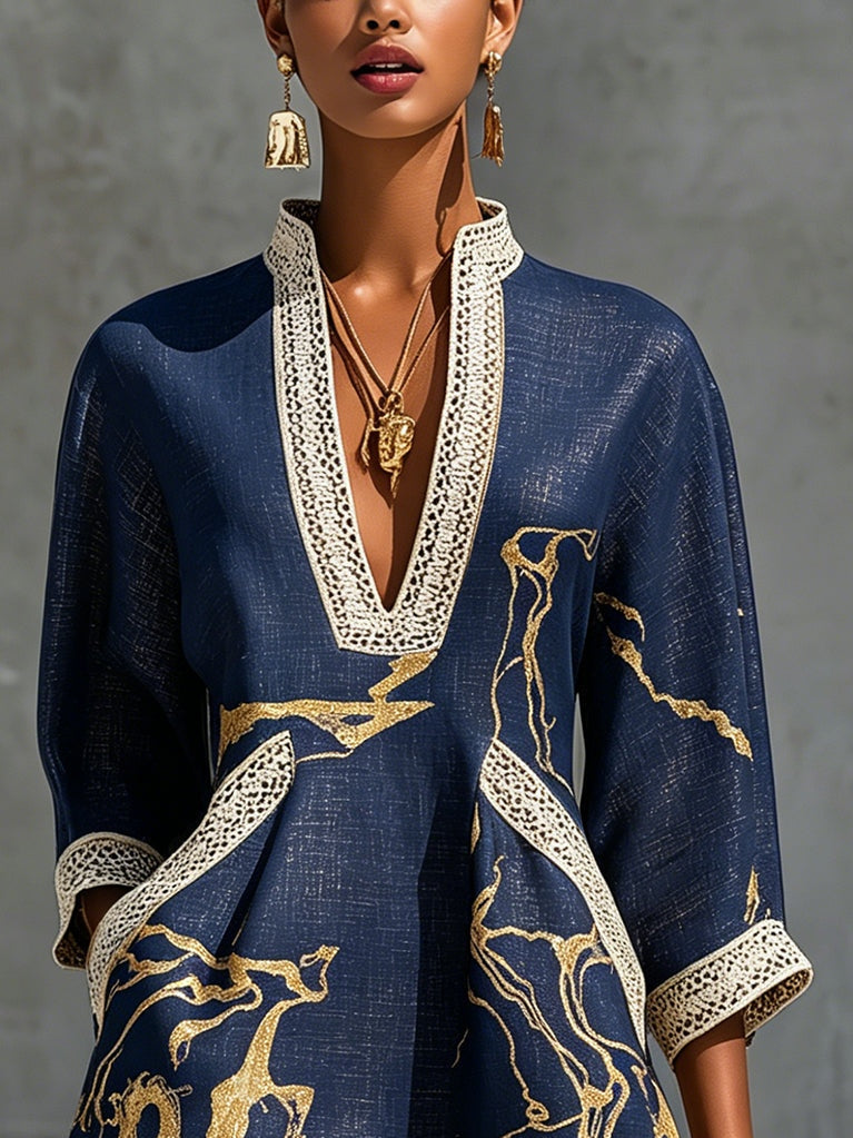 Cosette | Robe courte en dentelle crochetée bleu marine à motifs dorés et décolleté en V
