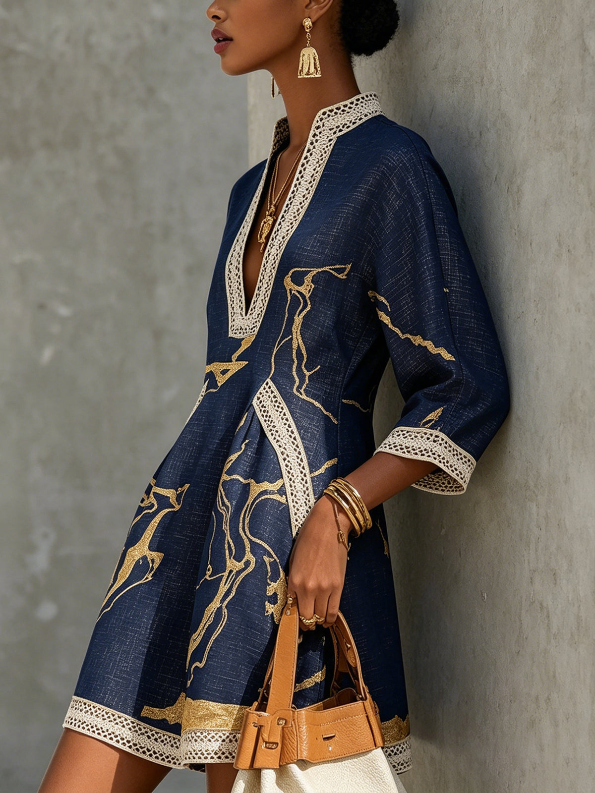 Cosette | Robe courte en dentelle crochetée bleu marine à motifs dorés et décolleté en V